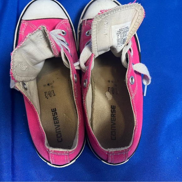 Girls Size 2 Hot Pink Converse low top Chuck Taylor’s. - Picture 2 of 6